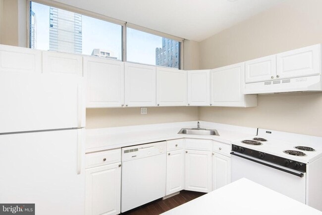 Building Photo - 220 S 16th St