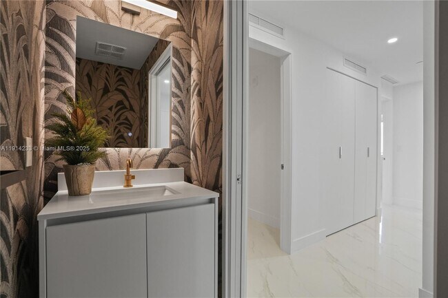 Building Photo - 700 NE 24th St