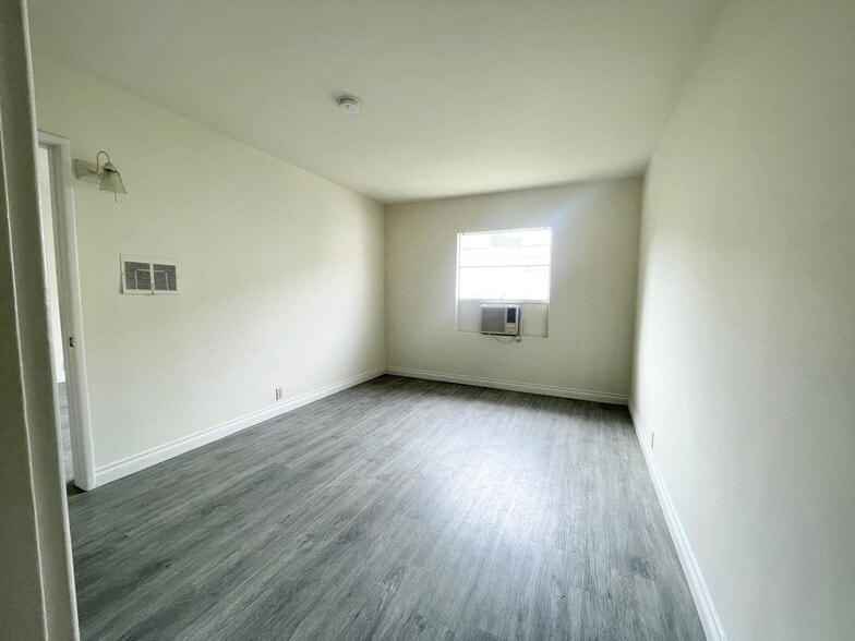 Building Photo - 525 E Valencia Ave