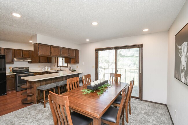 Building Photo - 4504 S Cliff Ave