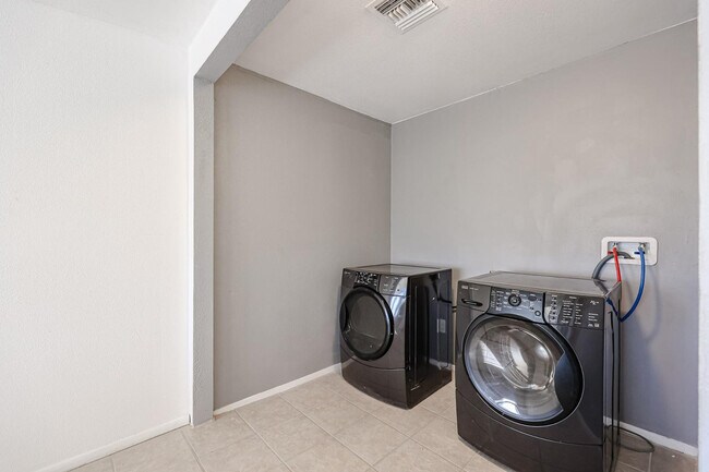 Building Photo - 11417 N Hacienda Dr