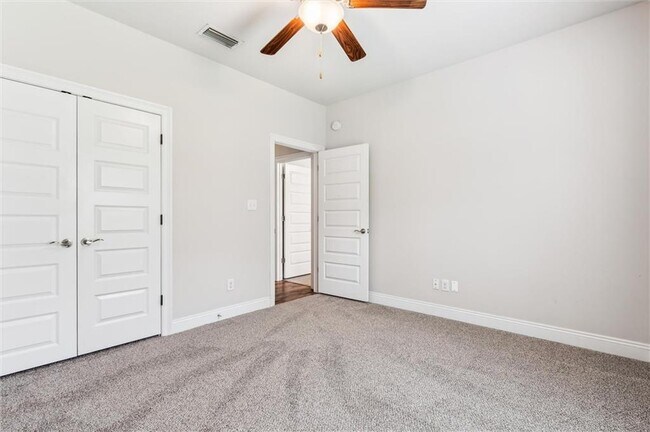 Building Photo - 856 Linlen Ave