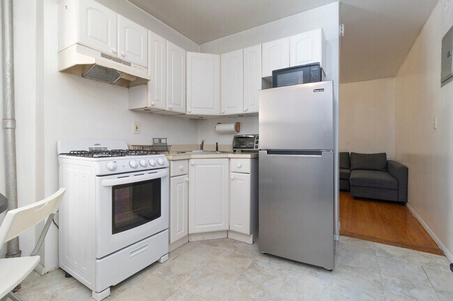 Building Photo - 316 E 96th St