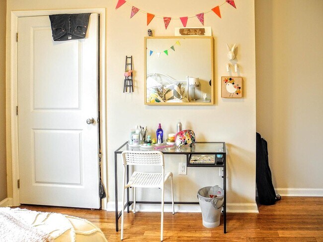 Building Photo - 1509 W Girard Ave