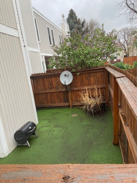 Front Enclosed Outside Area - 1050 S Monaco Pky