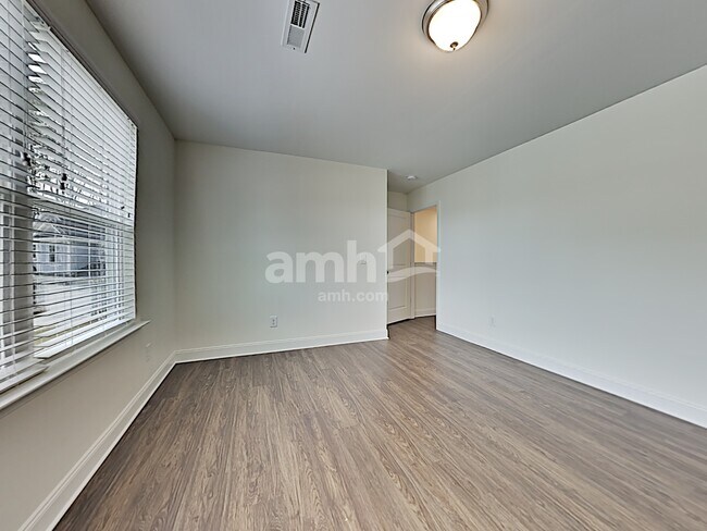 Building Photo - 3076 Day Flower Dr