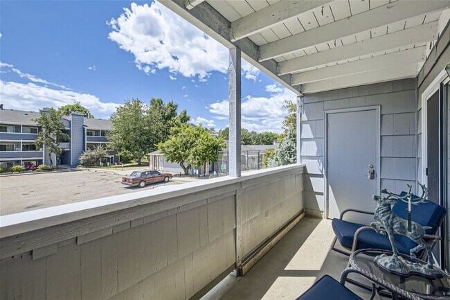 Building Photo - Updated 2 Bed 2 Bath Hunter Creek Condo W/Community Pool