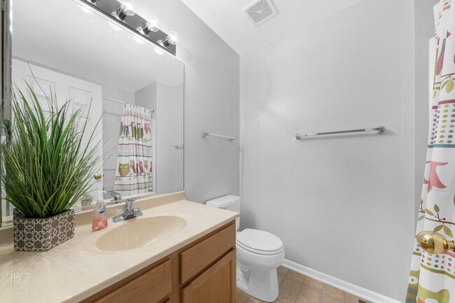 Building Photo - 2 Bedroom 2.5 Bath 1 Car Garage located in...