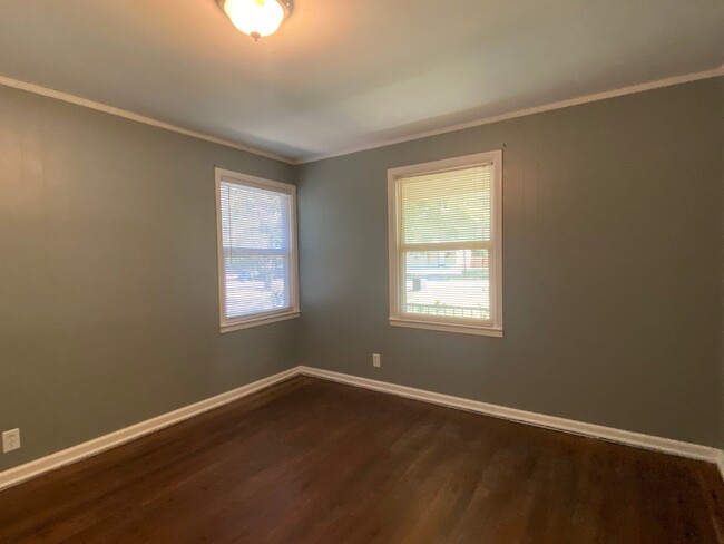 Building Photo - Cozy 2-bedroom 1-bathroom duplex Located i...