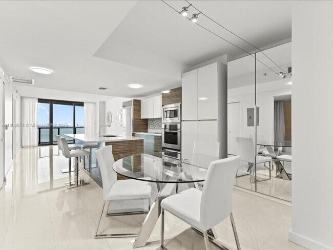 Primary Photo - 460 NE 28th St