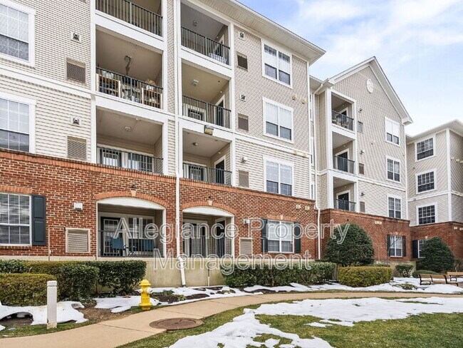 Building Photo - 4852 Eisenhower Ave