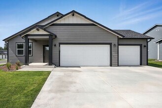 Building Photo - Partially Furnished Home – 4 Bed, 2 Bath, 3-Car Garage