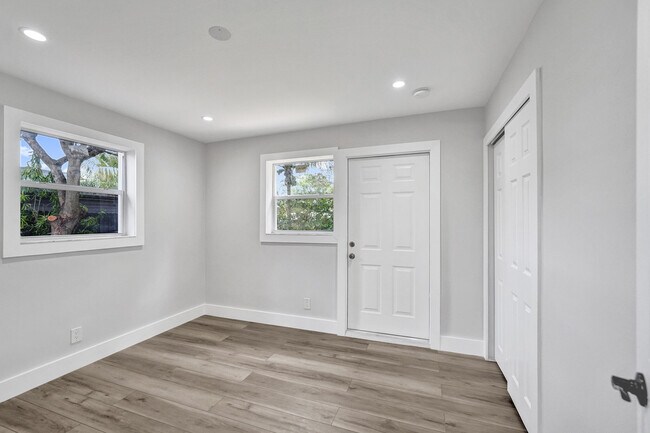 Building Photo - 5601 SW 36th Ct