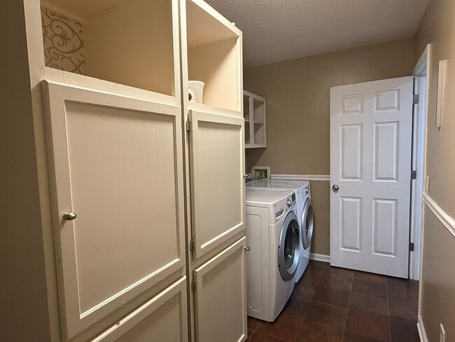 Building Photo - 3 bedroom one- level beauty in North Johnson City!