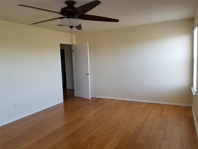 Building Photo - 1121 Shadow Creek Blvd