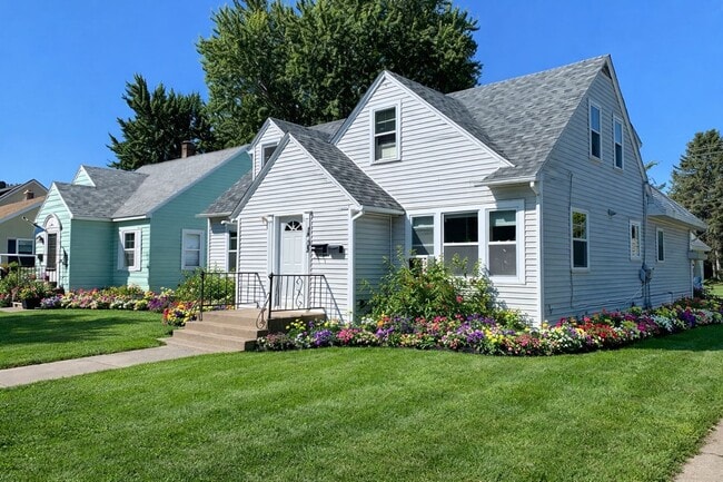 Building Photo - 1202 S 11th Ave
