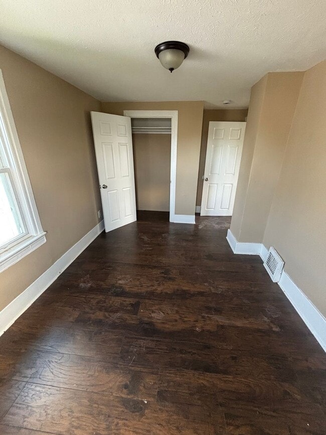 Building Photo - Section 8 welcome, 3 bedrooms 1 Bath. Spac...