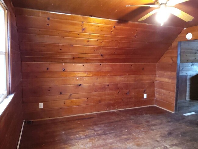 Building Photo - 2 Bedroom Single Family Home in Syracuse!