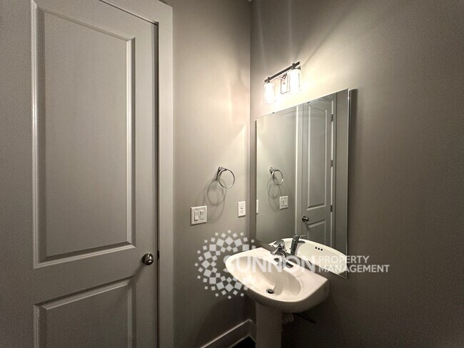 Building Photo - Beautiful 3-Story Townhome in the Heart of the Arts District