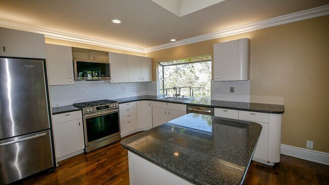 Building Photo - Beautiful 4 bed/2.5 bath house in Del Mar