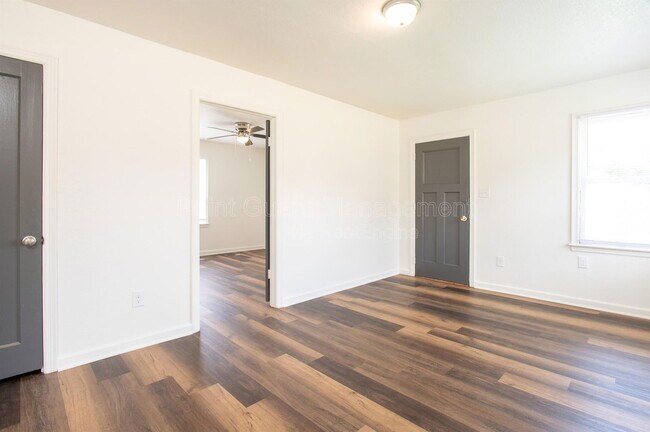 Building Photo - 1301 E Mount Vernon St