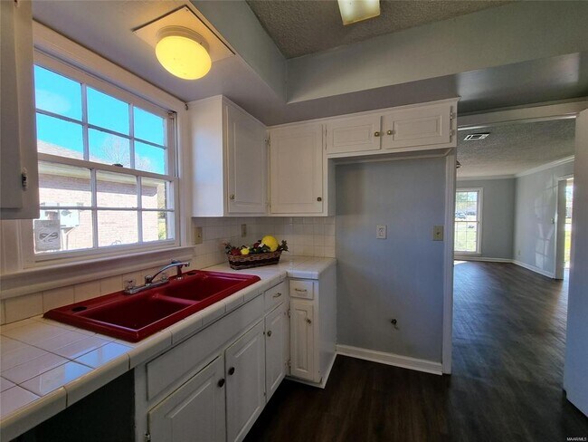 Building Photo - 2044 Edinburgh Dr