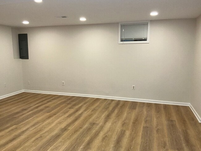 Building Photo - Very well maintained 3 bedroom 2 full 1 half bath town home located in the desired Stonebridge Co...