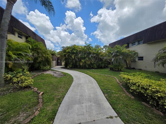 Building Photo - 13716 SW 90th Ave