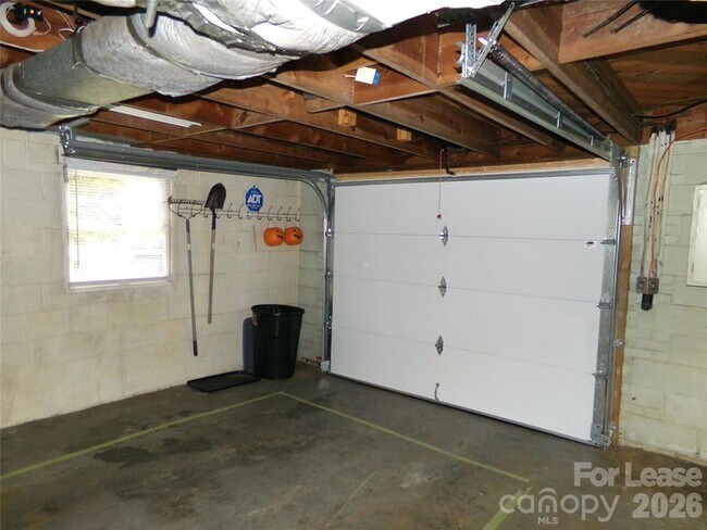 Building Photo - 1631 Maple Ave