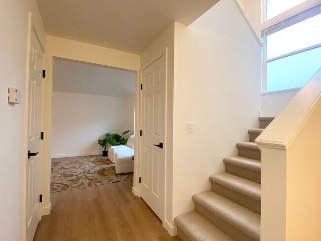 Building Photo - FULLY UPDATED Auburn home near Thomas Jefferson HS