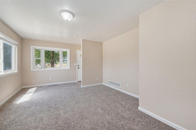 Building Photo - 698 Eagle Dr