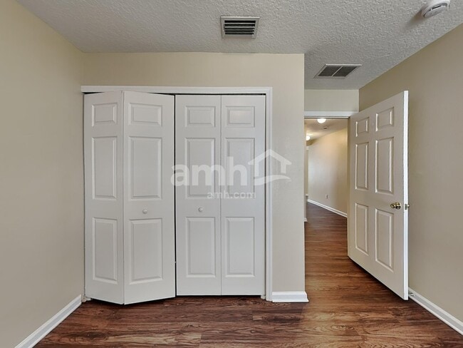 Building Photo - 1211 Spring Creek Ct