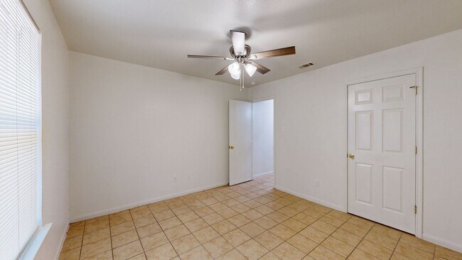 Building Photo - $950 + 2 WEEKS FREE RENT!!!