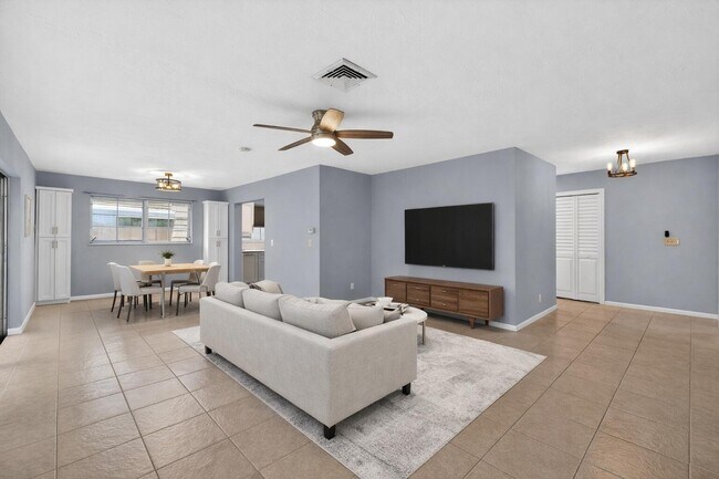Building Photo - 423 Pine Tree Ct