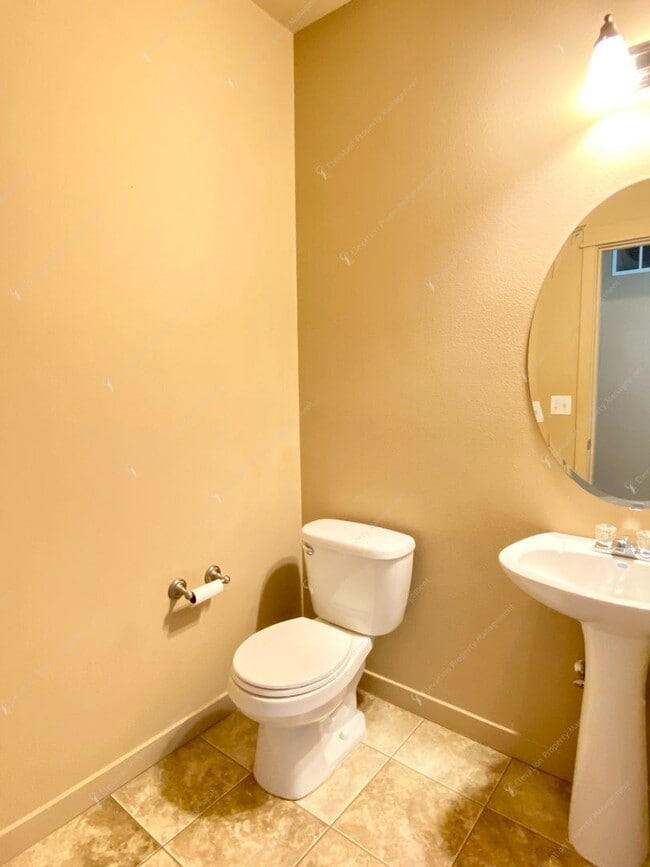 Building Photo - 3  BR home with new flooring in a great NE...