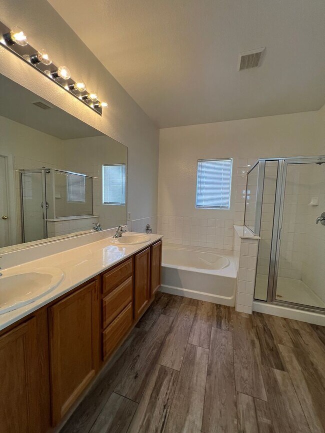 Building Photo - Great 3 bedroom 2.5 Townhouse with a 2 car...