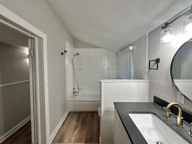 Building Photo - Cozy 1-Bedroom, 1-Bath Gem Near the Azalea...