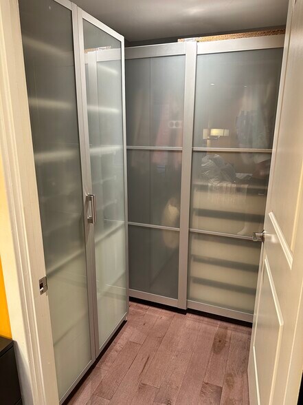 Walk-in Closet - 1025 1st St SE