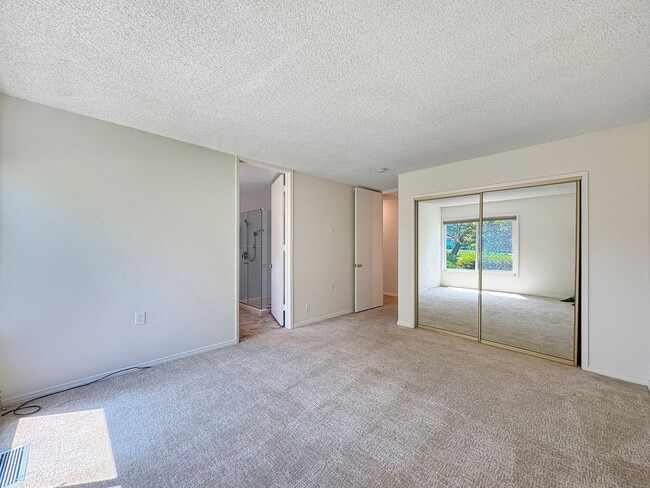 Building Photo - Spacious 2B/2.5BA Townhome w/ Stunning Vie...
