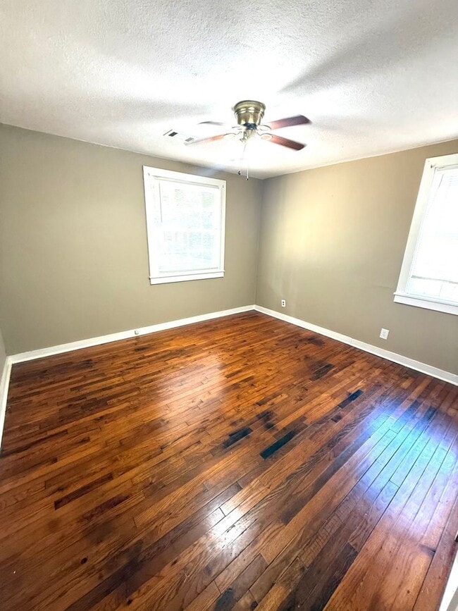 Building Photo - ** 2 bed 1 bath located in Capitol Hights ...