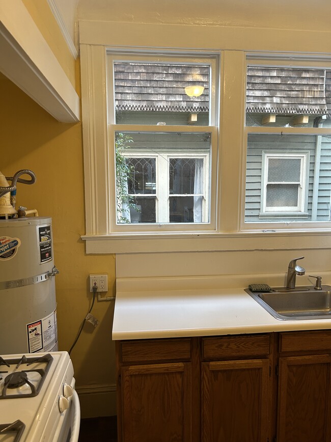 Lots of light in kitchen - 2315 Ward St