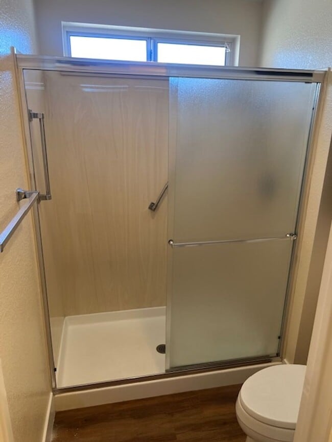 Building Photo - Beautifully Updated 2 Bedroom, 2 Bathroom ...