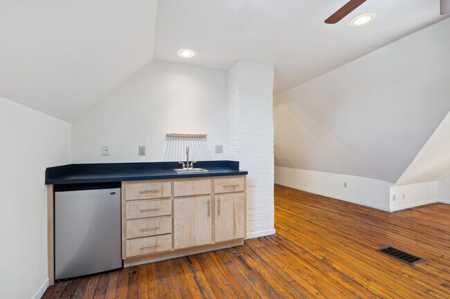 Building Photo - 2447 Colfax Ave S