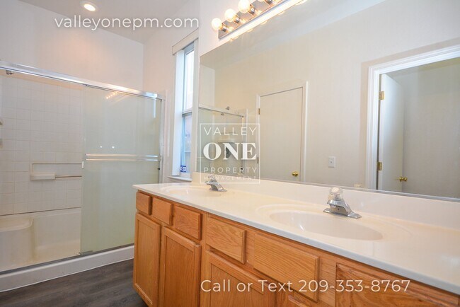 Building Photo - Well-Maintained Single Story Home in Desir...