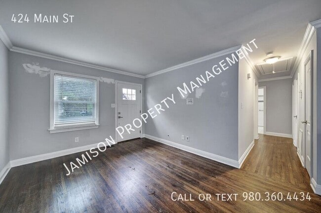 Building Photo - 424 Main St