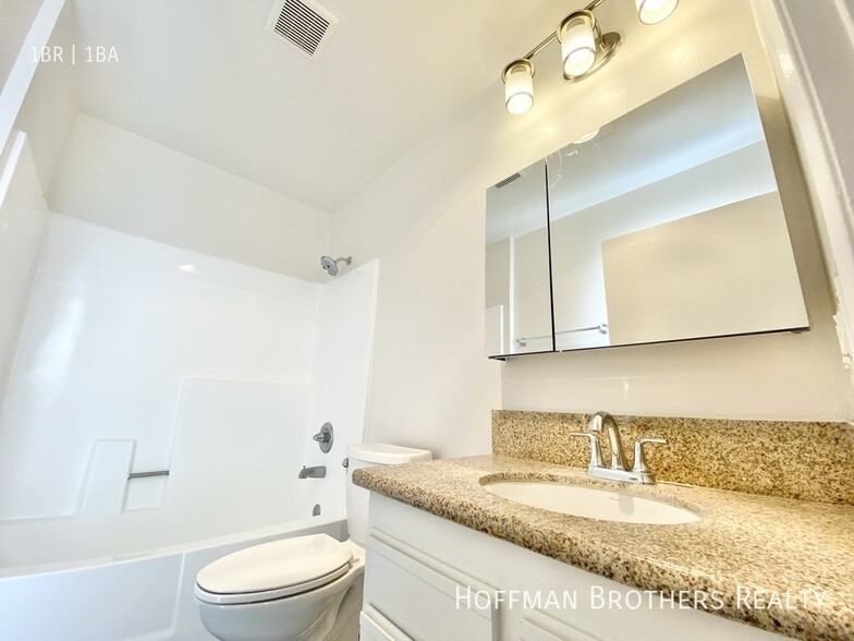 Building Photo - 1725 Grismer Ave