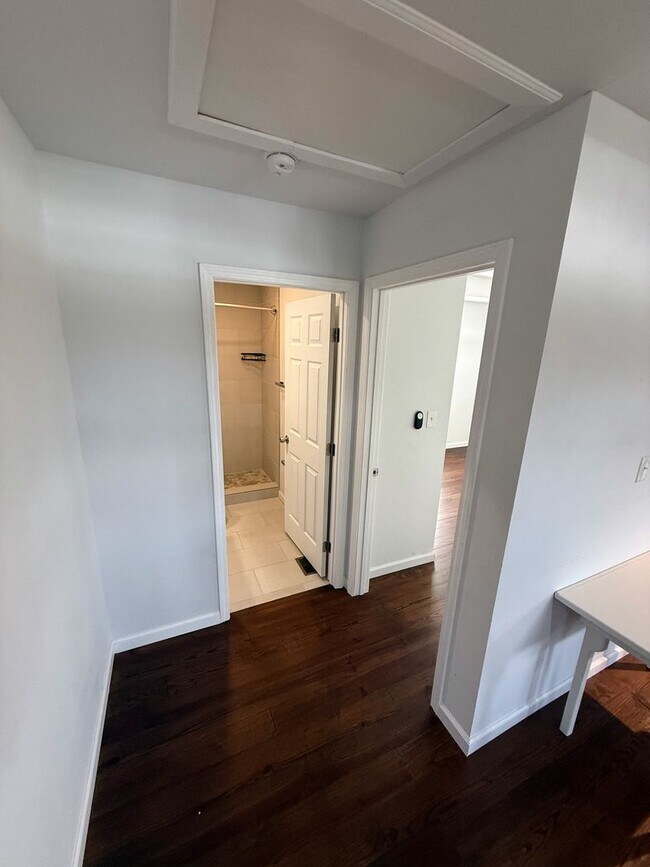 Building Photo - Spring Special! ONE MONTH FREE RENT! Moder...