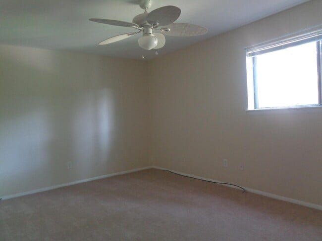 Building Photo - 1204 Schaub Dr