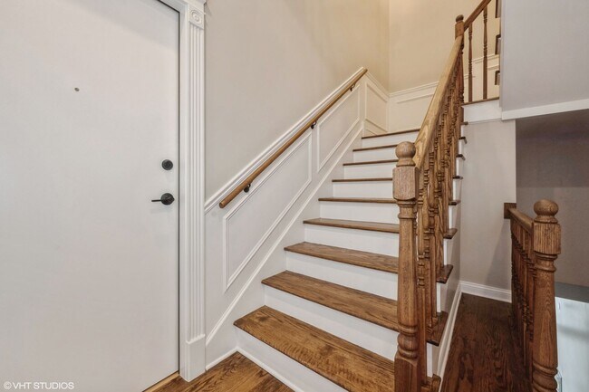 Building Photo - 903 W Armitage Ave