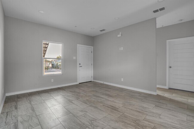 Building Photo - 2707 Sanders Ave